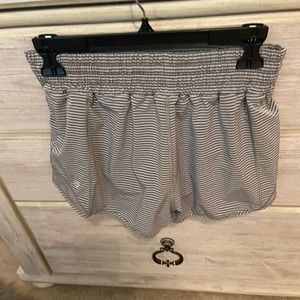 2.5” high rise lulu rare gray stripe size 6